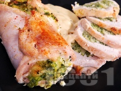 Пилешки рула от филе пълнени с топено сирене и яйце на фурна под фолио - снимка на рецептата